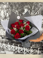 Load image into Gallery viewer, 12 Red Rose bunch
