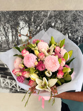 Load image into Gallery viewer, La Vie En Rose - Florist Choice
